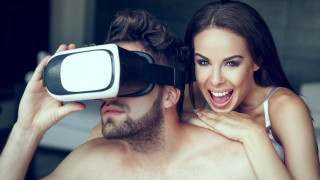 Секс с VR очила и още палави лудории