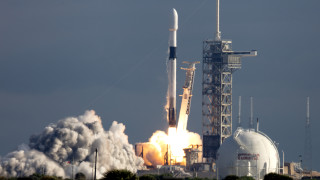 Ракета Falcon 9 превозваща провизии и слънчеви панели излетя към