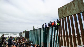 200 мигранти блокирани на границата на Мексико със САЩ