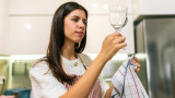 Защо да мием чашите за вино винаги в миялната вместо на ръка
