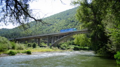 Кола с трима младежи падна от мост в река Видима