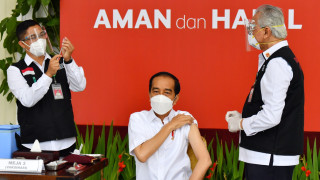 Сред първите на опашката за коронавирусни ваксини в Индонезия е