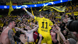 Нападателят Марко Ройс черпи с бира всички фенове на Борусия