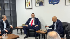 С голяма охрана Делян Пеевски се разходи в центъра на Кърджали и обсъди протестите в София