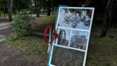 Баскетболен кош падна на новоизградено игрище в София, пълно с деца