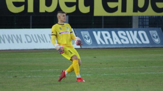 Павел Здравков е роден през 1998 г юноша на Славия