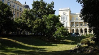 Градината Кристал е паметник на градинското и парково изкуство Оформилият