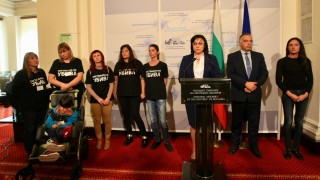 Лидерът на БСП Корнелия Нинова определи като театър извинението на