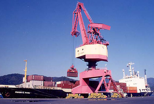250-тонен товарен кран ще заработи от утре на пристанище Бургас
