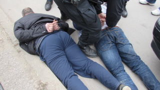 Арестуваха четирима телефонни измамници двама от тях остават в ареста