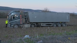 В Разградско биха шофьор на камион&nbsp;заради катастрофа