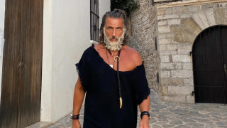 Дълга побеляла коса развлечени и често скъсани пуловери боси крака