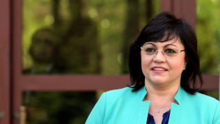 Лидерът на БСП Корнелия Нинова убеждава и държавния глава Румен