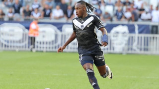 Нападателят на Бордо Алберт Елис беше поставен в изкуствена кома