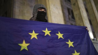 Полицията в центъра на Тбилиси задържа трима протестиращи които се