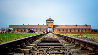 Полша даде заден ход по закона за Холокоста съобщават световни агенции
