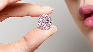 Изключително рядък пурпурно розов диамант е продаден на търг в Женева