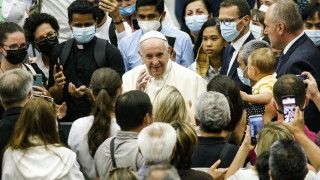Папа Франциск обяви че идеята за оставка след операцията му