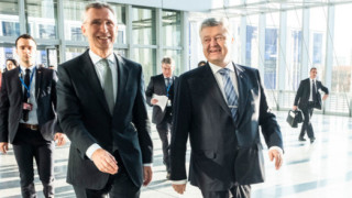 Генералният секретар на НАТО Йенс Столтенберг и украинският президент Петро