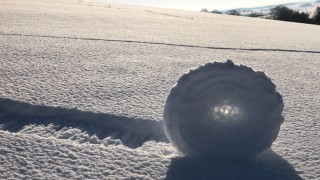 Рядък феномен - снежни „рула“ в британско поле 