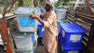Предварителните данни от проведените вчера президентски избори в Афганистан показват