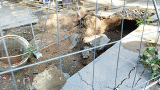 Камион пропадна в изкоп в центъра на Русе