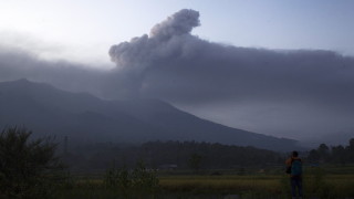Вулканът Ибу на отдалечения индонезийски остров Халмахера днес Облакът пепел