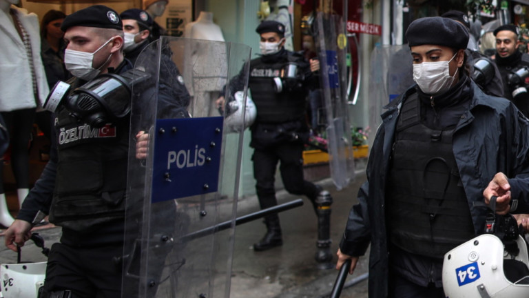 Турските сили за сигурност в събота са арестували най-малко 72
