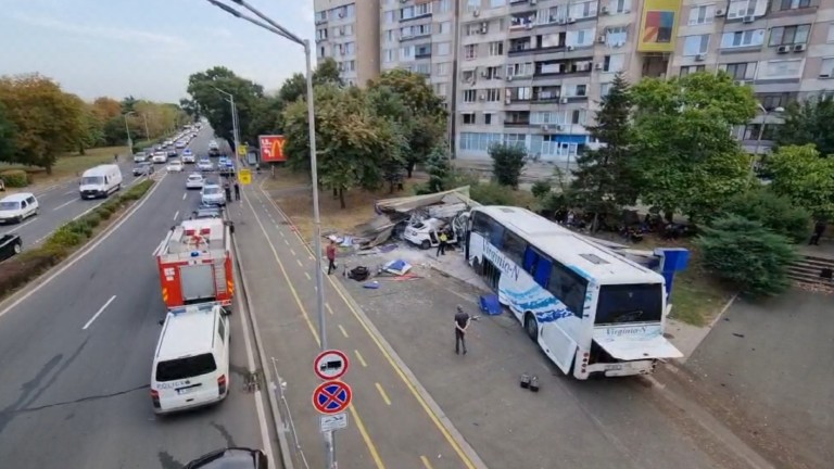 Автобус с мигранти блъсна патрулка в Бургас след гонка. По