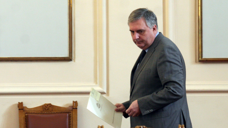 Калфин моли депутатите да му гласуват оставката