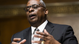 Министърът на отбраната Лойд Остин уволни стотици членове на 42