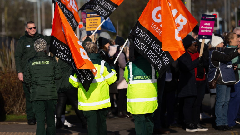 Здравни служители отново стачкуват във Великобритания