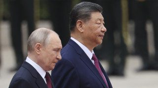 Пекинското майско казино - кой с ръка, кой без ръка, кой с вързани и двете зад гърба