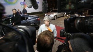 Премиерът на Великобритания Тереза Мей се е съгласила с Брюксел