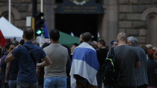 Със скандирания като Тук не е Москва и Оставка премина