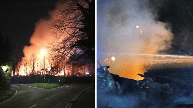 Десетки пожарникари от Стафордшър са се борили с умишления пожар