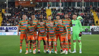 Зрителите на мача от шампионата на Турция между отборите на