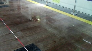 Навесът на метростанция "Ломско шосе" протече