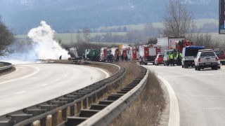 Джип който превозвал 10 нелегални мигранти изгоря на автомагистрала Тракия
