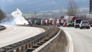 Задимяване спря временно движението по автомагистрала Тракия при км 283