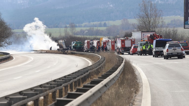 Джип с мигранти се запали на АМ "Тракия"