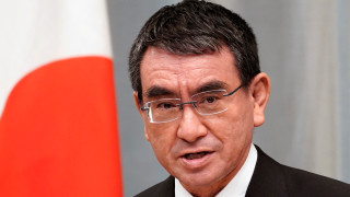 Японският министър отговарящ за ваксините Таро Коно се очертава като