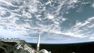 Скъсаната обшивка на Атлантис не притеснява НАСА