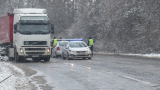 Автобус удари движещ се пред него ТИР Верижна катастрофа е
