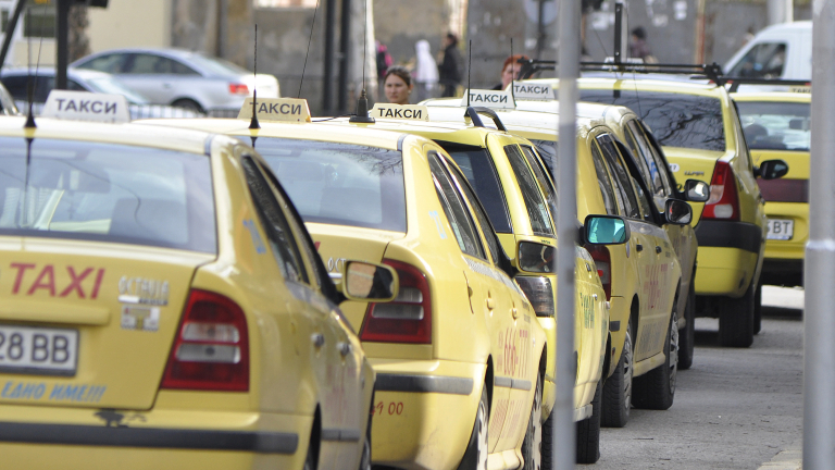 Таксиджиите в Бургас плашат със стачка и бунт