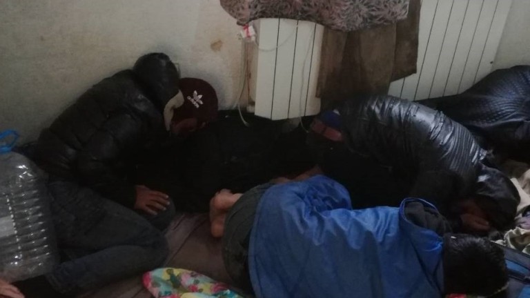 Задържаха 28 нелегални мигранти в София