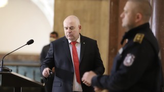 Прокуратурата повдига обвинения на трима души за нападението над журналиста