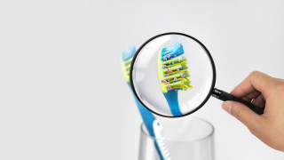 Как да почистваме четката си за зъби от изпражнения