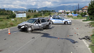 Катастрофа между джип и кола затрудни движението на един от