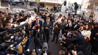 Саркози на влизане в затвора: Затварят не бивш президент, а невинен човек